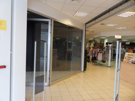 Na prenájom obchodné a kancelárske priestory v nákupnom centre Shopping center v Komárne Okres Komárno LRo-PN-781
