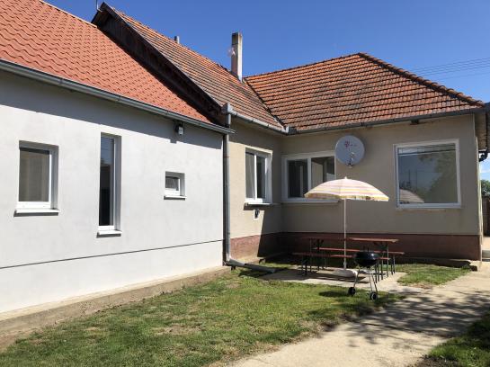 Na predaj rodinný dom s dvomi bytovými jednotkami a garážou Okres Komárno LR-PN-1440