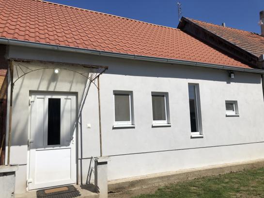 Na predaj rodinný dom s dvoma bytovými jednotkami a garážou Bezirk Komárno LR-PN-1440