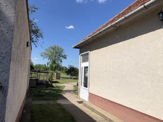 Na predaj rodinný dom s dvoma bytovými jednotkami a garážou County Komárno LR-PN-1440