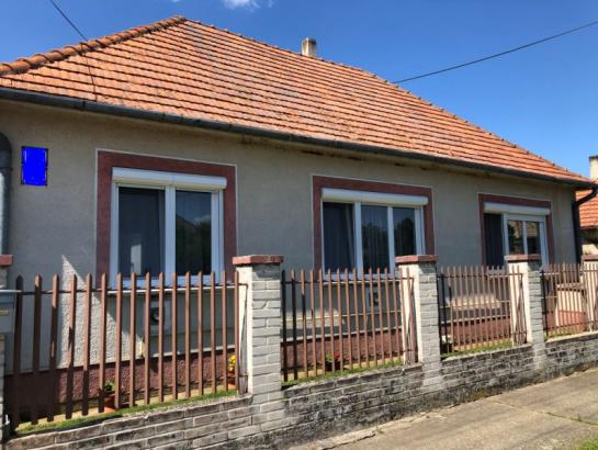 Na predaj rodinný dom s dvoma bytovými jednotkami a garážou Bezirk Komárno LR-PN-1440