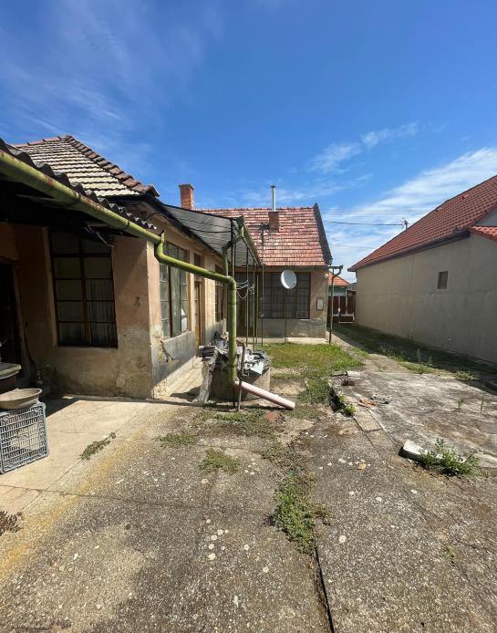 Párkány-Nánán a fő utcán megvételre kínálok egy 3 szobás családi házat Kerület Nové Zámky NCS-PN-883