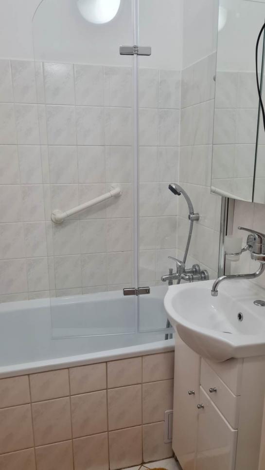 Na prenájom zariadený 3-izbový byt s loggiou na Gazdovskej ulici Okres Komárno LR-PN-1448