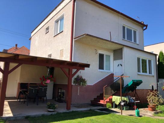 IBA U NÁS - Na predaj poschodový rodinný dom s garážou a okrasnou záhradou Okres Komárno LR-PE-1503
