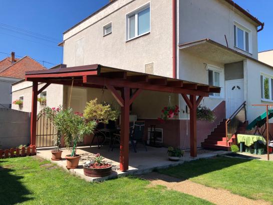 IBA U NÁS - Na predaj poschodový rodinný dom s garážou a okrasnou záhradou Okres Komárno LR-PE-1503