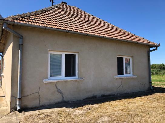 IBA U NÁS! Na predaj starší 2-izbový rodinný dom s garážou  Okres Komárno LR-PE-1502