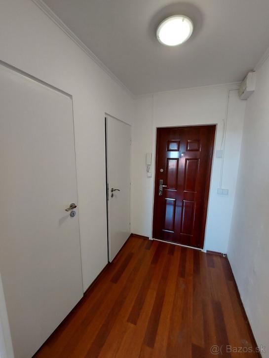 Predám 1-izbový, rekonštruovaný byt na 7.sídl. v Komárne krj Okres Komárno LRo-PN-1514
