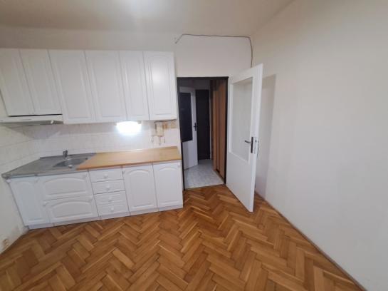 Na prenájom pekne rekonštruovaná garzonka na Vodnej ulici Okres Komárno LR-PN-1180