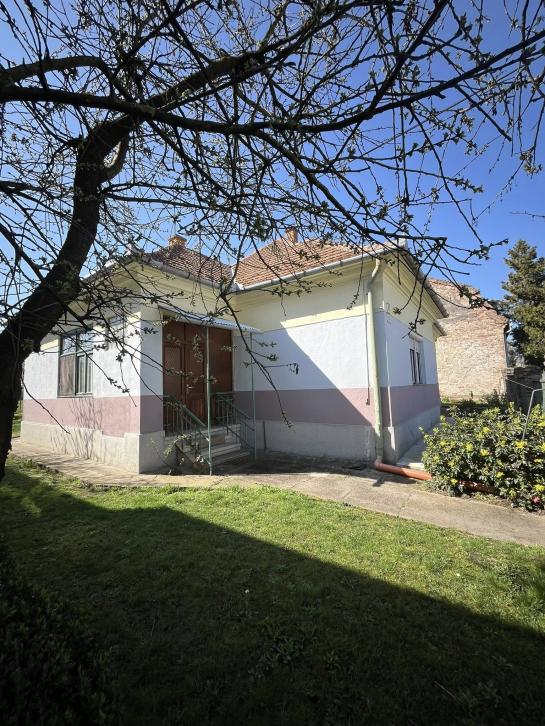Ponúkam na kúpu rodinný dom vo vyhľadávanej lokalite ,Štúrovo, ulica Komenského Okres Nové Zámky NCS-PN-1556