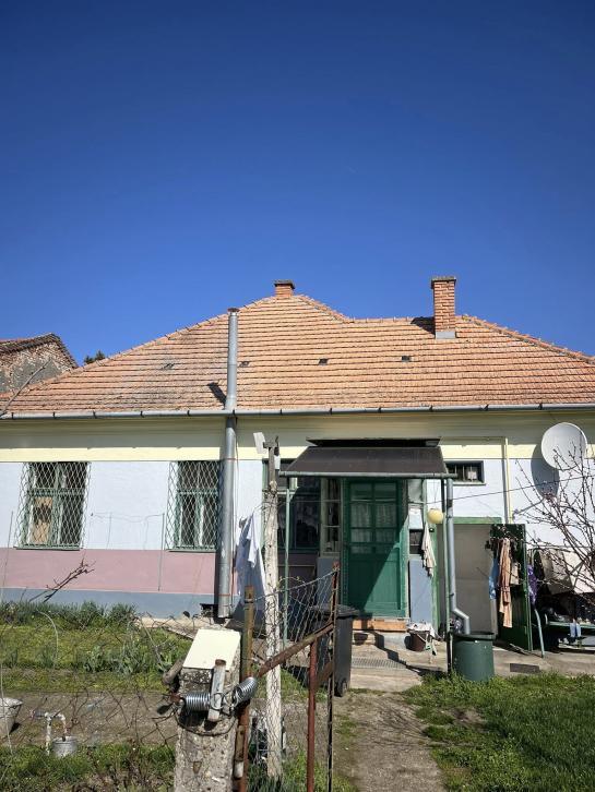 Ponúkam na kúpu rodinný dom vo vyhľadávanej lokalite ,Štúrovo, ulica Komenského Okres Nové Zámky NCS-PN-1556