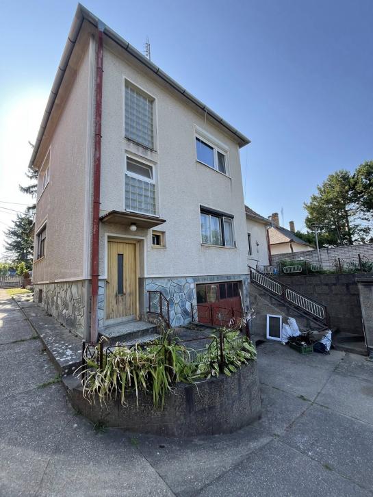Priestranný, starostlivo udržiavaný rodinný dom na predaj v Štúrove Okres Nové Zámky NCS-PN-1562