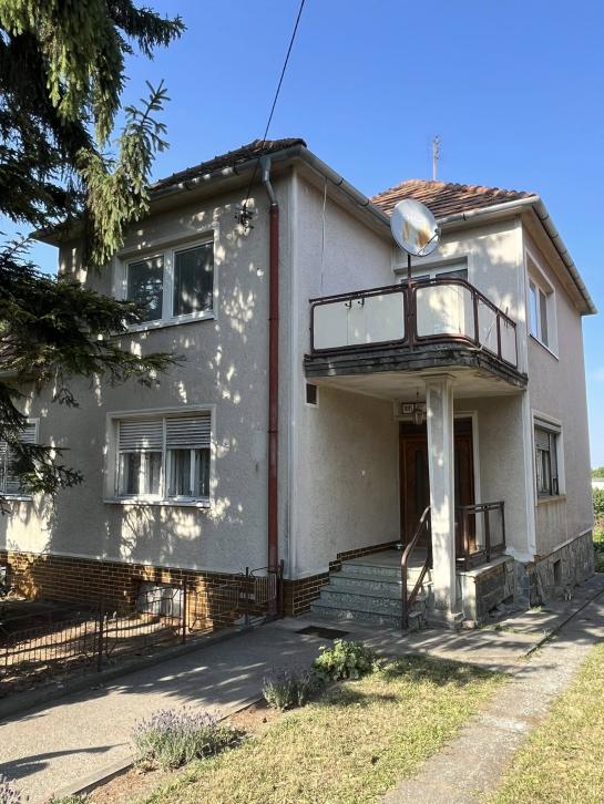 Priestranný, starostlivo udržiavaný rodinný dom na predaj v Štúrove Okres Nové Zámky NCS-PN-1562