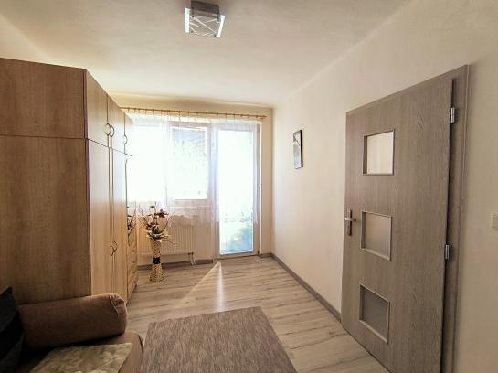 Zrekonštruovaný 3 izbový byt s loggiou na PREDAJ - KN, mestská časť Ďulov Dvor  Okres Komárno ksk-PN-1524