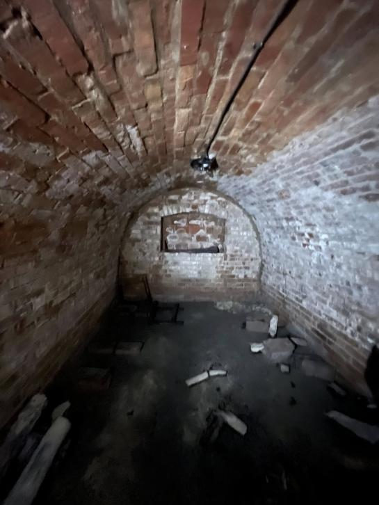 Priestranný trojpodlažný rodinný dom na rekonštrukciu na predaj v obľúbenej obci Mužla Okres Nové Zámky NCS-PN-1566
