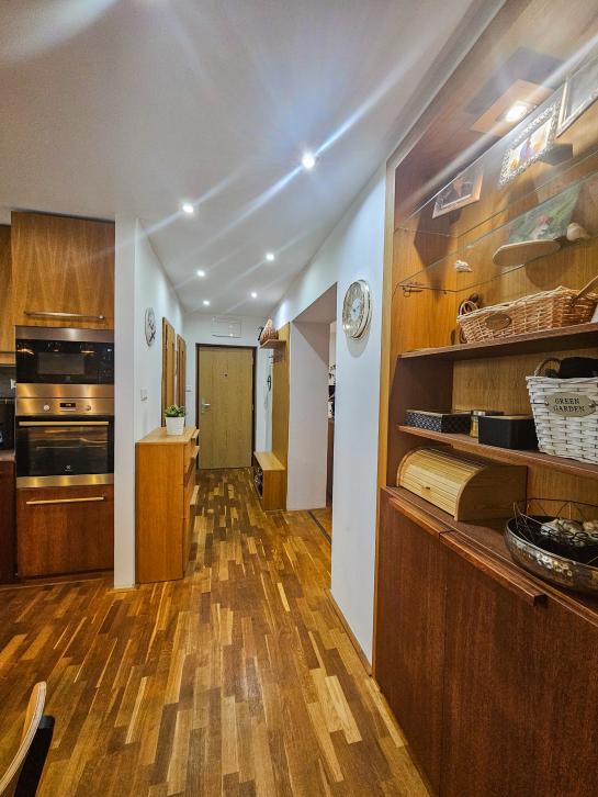 Na predaj štýlový 3-izbový tehlový byt s balkónom a garážou Okres Komárno LR-PE-1514