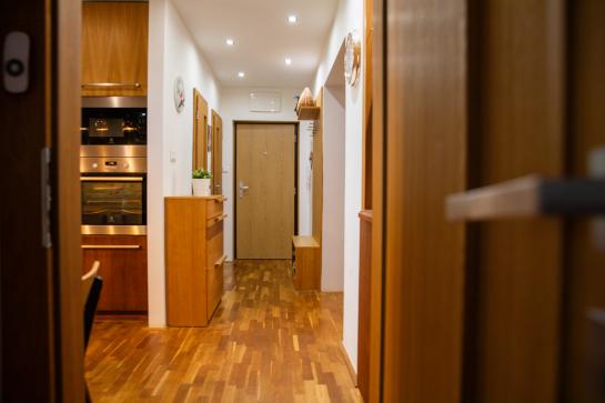 Na predaj štýlový 3-izbový tehlový byt s balkónom a garážou Okres Komárno LR-PE-1514