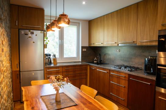 Na predaj štýlový 3-izbový tehlový byt s balkónom a garážou Okres Komárno LR-PE-1514