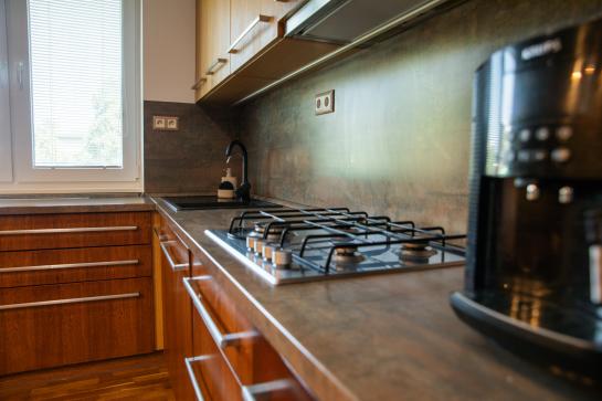 Na predaj štýlový 3-izbový tehlový byt s balkónom a garážou Okres Komárno LR-PE-1514