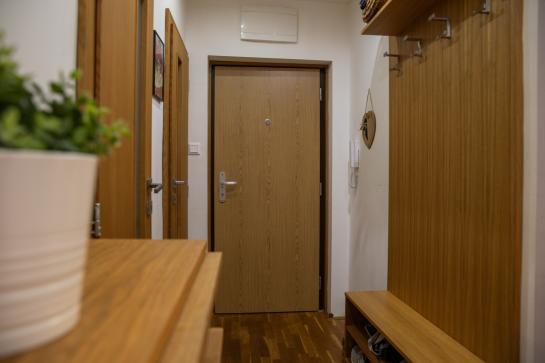 Na predaj štýlový 3-izbový tehlový byt s balkónom a garážou Okres Komárno LR-PE-1514