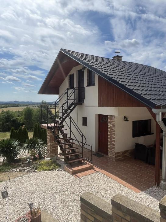 Ponúkam  na kúpu rekreačný dom s panoramatickým výhľadom na Hegyfarku Kerület Nové Zámky NCS-PN-1569