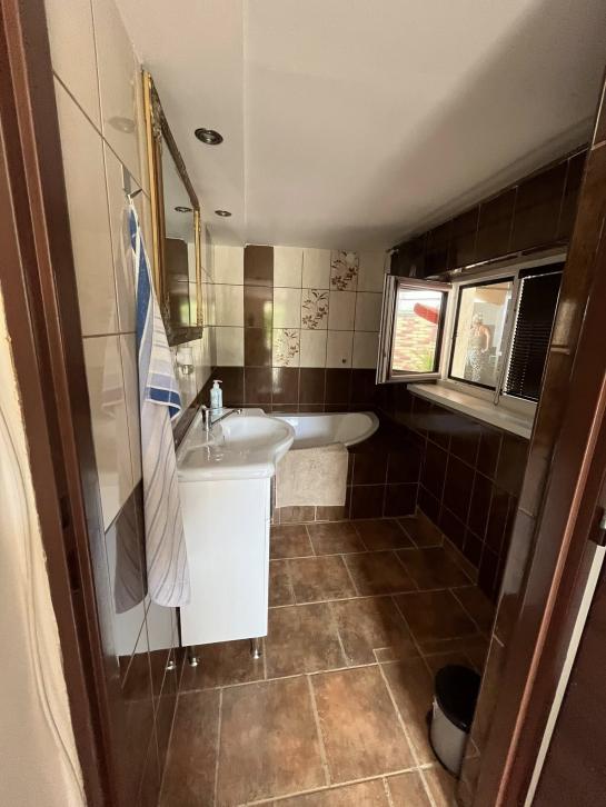 Ponúkam  na kúpu rekreačný dom s panoramatickým výhľadom na Hegyfarku Kerület Nové Zámky NCS-PN-1569