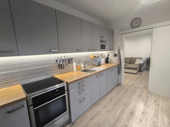 Zrekonštruovaný 3,5 izbový byt s loggiou na PREDAJ - Komárno, VII.sídl. Okres Komárno ksk-PN-1535