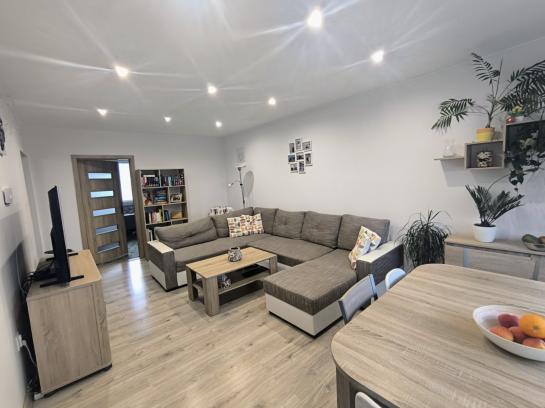 Zrekonštruovaný 3,5 izbový byt s loggiou na PREDAJ - Komárno, VII.sídl. Okres Komárno ksk-PN-1535