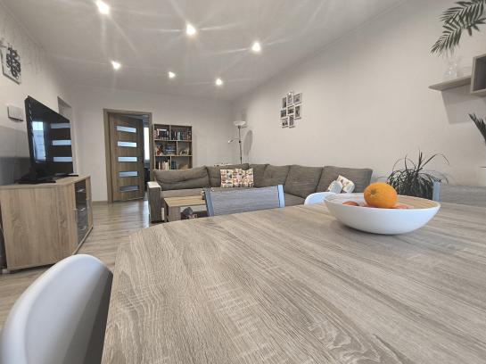 Zrekonštruovaný 3,5 izbový byt s loggiou na PREDAJ - Komárno, VII.sídl. Okres Komárno ksk-PN-1535