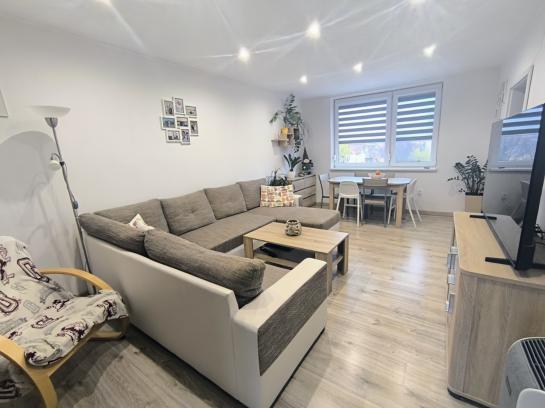 Zrekonštruovaný 3,5 izbový byt s loggiou na PREDAJ - Komárno, VII.sídl. Okres Komárno ksk-PN-1535