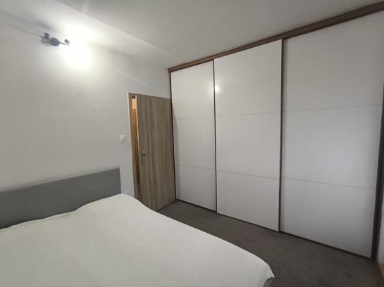 Zrekonštruovaný 3,5 izbový byt s loggiou na PREDAJ - Komárno, VII.sídl. Okres Komárno ksk-PN-1535