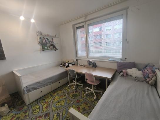 Zrekonštruovaný 3,5 izbový byt s loggiou na PREDAJ - Komárno, VII.sídl. Okres Komárno ksk-PN-1535