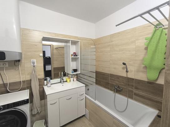 Zrekonštruovaný 3,5 izbový byt s loggiou na PREDAJ - Komárno, VII.sídl. Okres Komárno ksk-PN-1535